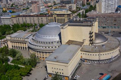 Новосибирск. Вид сверху на оперный театр.