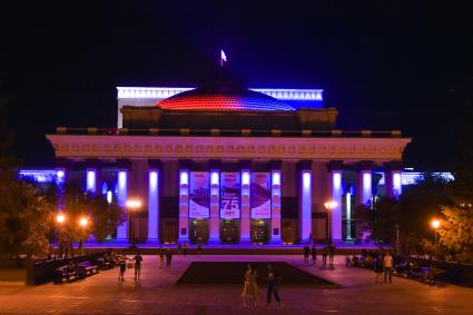 Новосибирск. Вечерняя подсветка оперного театра.