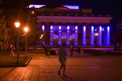 Новосибирск. Вечерняя подсветка оперного театра.