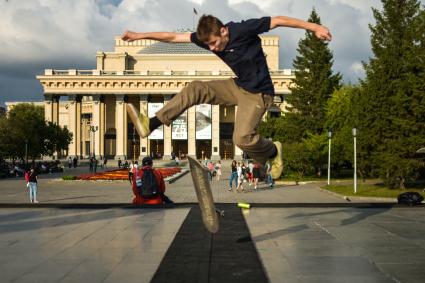 Новосибирск. Юноша на сейтборде у оперного театра.