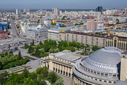 Новосибирск. Вид сверху на оперный театр.