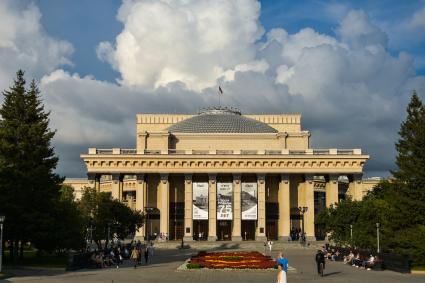 Новосибирск. Вид на оперный театр.