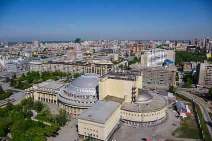 Новосибирск. Вид сверху на оперный театр.