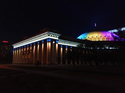 Новосибирск. Вечерняя подсветка оперного театра.