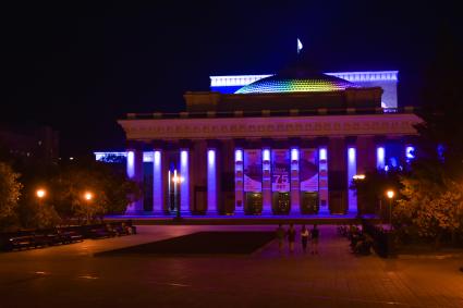 Новосибирск. Вечерняя подсветка оперного театра.