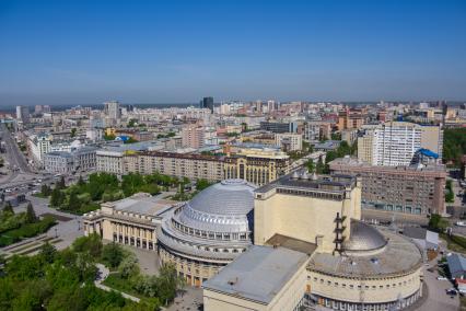 Новосибирск. Вид сверху на оперный театр.