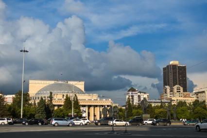 Новосибирск. Вид на оперный театр.