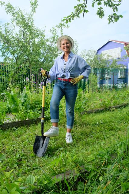 Санкт-Петербург. Женщина пенсионного возраста на даче.