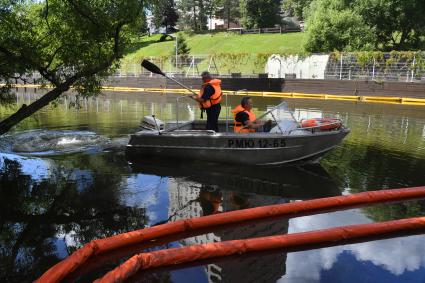 Москва. Ликвидация разлива нефти и нефтепродуктов на Химкинском водохранилище.