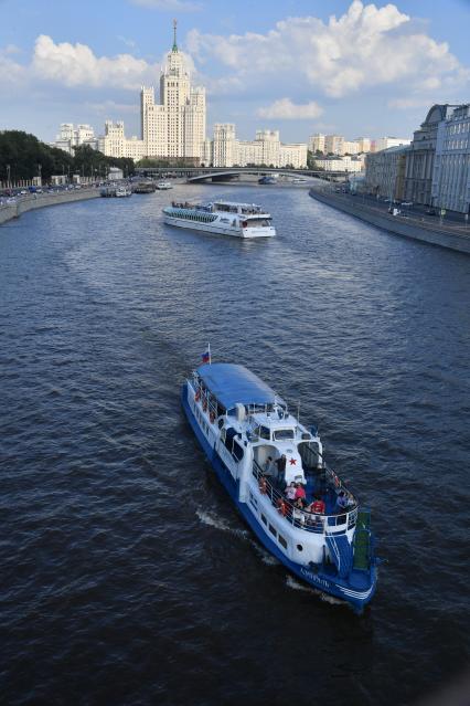 Москва. Прогулочный теплоход на Москва-реке.