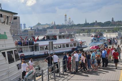 Москва. Очередь на прогулочный теплоход на Москворецкой набережной.