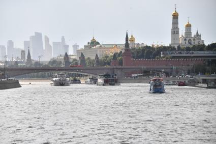 Москва. Прогулочный теплоход на Москва-реке.