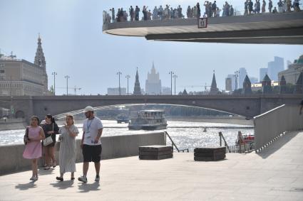 Москва. Отдыхающие на Москворецкой набережной .