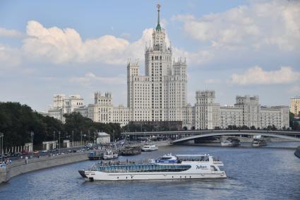 Москва. Прогулочный теплоход на Москва-реке.