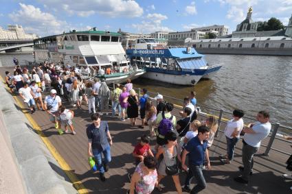 Москва. Очередь на прогулочный теплоход.