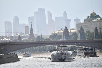 Москва. Прогулочный теплоход на Москва-реке.