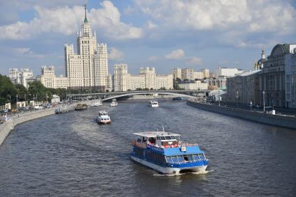 Москва. Прогулочный теплоход на Москва-реке.