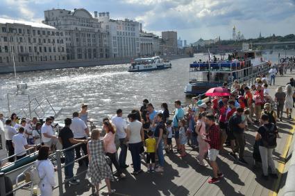 Москва. Очередь на прогулочный теплоход на Москворецкой набережной.