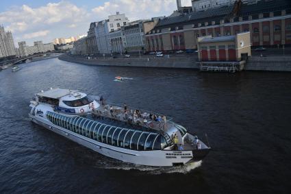 Москва. Вид на Москва-реку с Парящего моста.