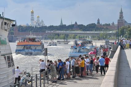 Москва. Очередь на прогулочный теплоход на Москворецкой набережной.