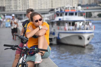 Москва. Отдыхающие на Москворецкой набережной .