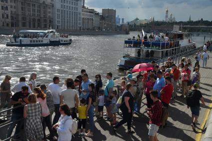 Москва. Очередь на прогулочный теплоход на Москворецкой набережной.