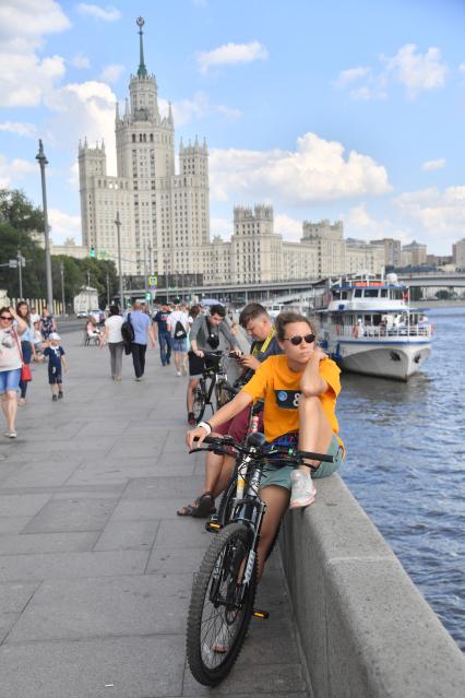 Москва. Отдыхающие на Москворецкой набережной .