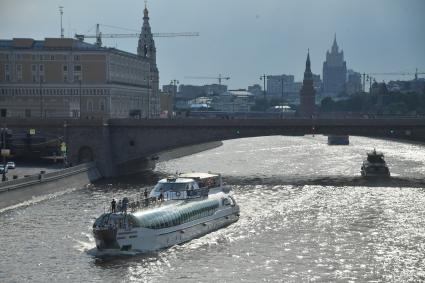 Москва. Прогулочный теплоход на Москва-реке.