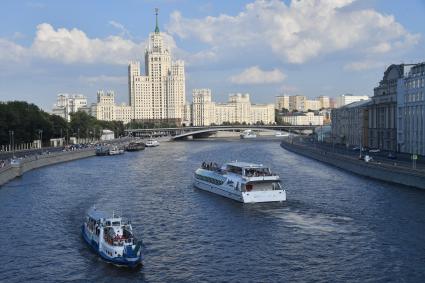 Москва. Прогулочный теплоход на Москва-реке.