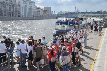 Москва. Очередь на прогулочный теплоход на Москворецкой набережной.