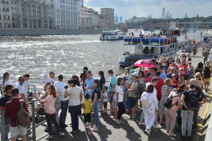 Москва. Очередь на прогулочный теплоход на Москворецкой набережной.