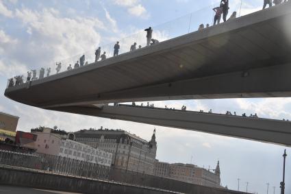 Москва.  Вид на парящий мост с Москворецкой набережной .