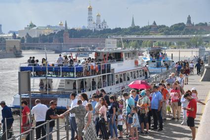 Москва. Очередь на прогулочный теплоход на Москворецкой набережной.