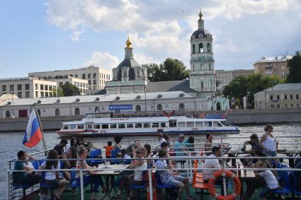 Москва. Отдыхающие на палубе прогулочного теплохода.