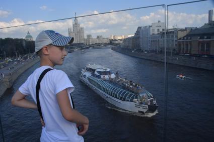 Москва. Вид на Москва-реку с Парящего моста.