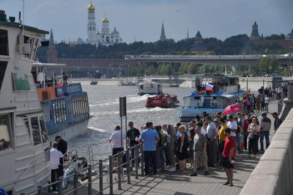 Москва. Очередь на прогулочный теплоход на Москворецкой набережной.