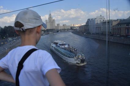 Москва. Вид на Москва-реку с Парящего моста.