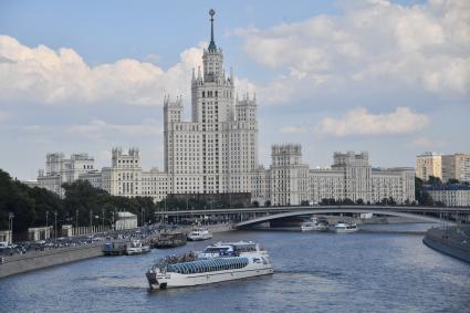 Москва. Прогулочный теплоход на Москва-реке.