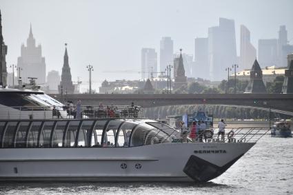 Москва. Прогулочный теплоход на Москва-реке.