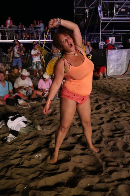 Диск379. Поселок Веселовка. Международный музыкальный фестиваль KUBANA 2014. 6-й день. На снимке: женщина в оранжевых шортах и майке