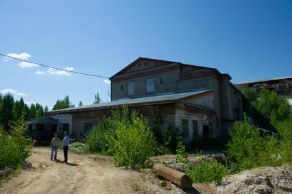 Свердловская область. поселок Лёвиха. Станция нейтрализации шахтных вод, где белое \'известковое молоко\' смешивается с шахтными водами, и сбрасывается в отстойник, который со временем преобрел рыжий цвет. Лёвихинский рудник, где ранее добывали медную руду был закрыт, а грунтовые воды продолжают поступать из шахт окисляясь медью.