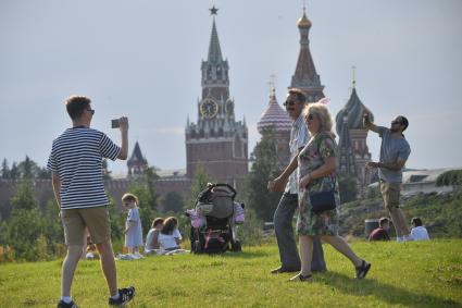 Москва. Отдыхающие в парек Зарядье.