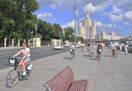 Москва. Велосипедисты на улице города.