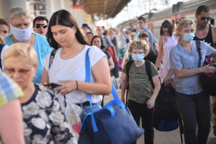 Москва. Пассажиры пригородных электричек.