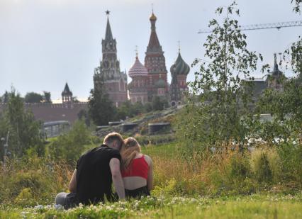 Москва. Отдыхающие в парке Зарядье.