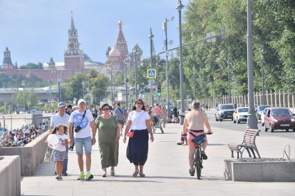 Москва. Отдыхающие у парка Зарядье.