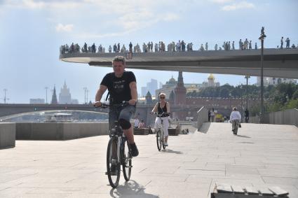 Москва. Велосипедисты на Москворецкой набережной.