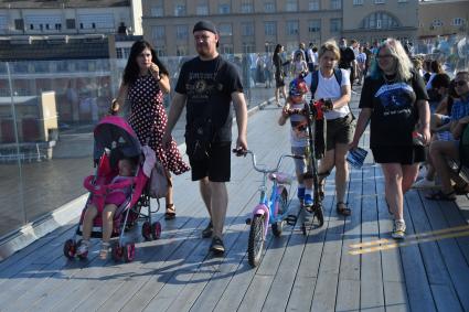 Москва. Отдыхающие  на  Парящем мосту парка Зарядье.