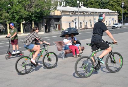 Москва. Велосипедисты на улице города.