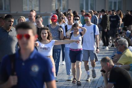 Москва. Отдыхающие  на  Парящем мосту парка Зарядье.